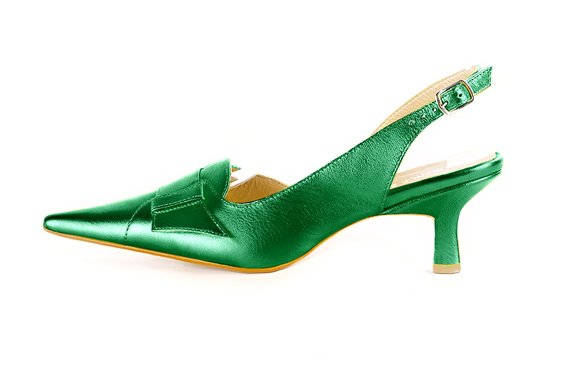 French elegance and refinement for these emerald green dress slingback shoes, 
                available in many subtle leather and colour combinations. This beautiful "sixties spirit" pump will be a strong element of your wardrobe.
To be personalized according to your needs and desires.  
                Matching clutches for parties, ceremonies and weddings.   
                You can customize these shoes to perfectly match your tastes or needs, and have a unique model.  
                Choice of leathers, colours, knots and heels. 
                Wide range of materials and shades carefully chosen.  
                Rich collection of flat, low, mid and high heels.  
                Small and large shoe sizes - Florence KOOIJMAN